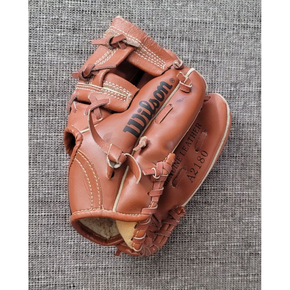 Wilson Model A2180 Youth 8" Hold Tite Strap RHT Baseball Glove ‎ - George Brett